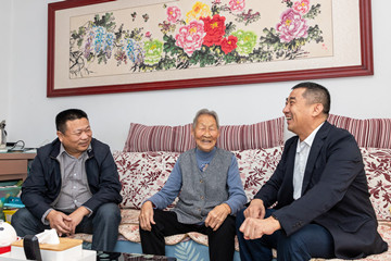 歲月含香 愛(ài)在重陽(yáng)——濟(jì)陽(yáng)區(qū)民政局?jǐn)y手頭號(hào)玩家唯一官網(wǎng)走訪慰問(wèn)高齡老人