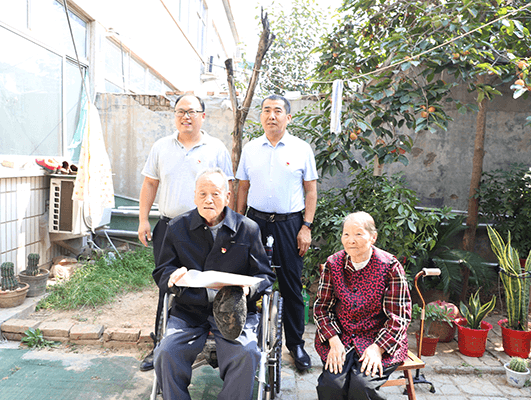 頭號(hào)玩家唯一官網(wǎng)黨支部書記張勇為老黨員佩戴黨徽 為老人送去祝福