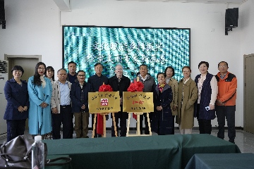 【頭號(hào)玩家?jiàn)蕵?lè)動(dòng)態(tài)】文化賦能鄉(xiāng)村振興 繪就美麗董家新畫(huà)卷 都市頭條·濟(jì)南頭條 山東紅荷文學(xué) 創(chuàng)作基地掛牌儀式圓滿(mǎn)完成